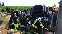 Autoarticolato si ribalta vicino Sigonella, autista ferito