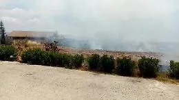 Villaggio Mos&egrave;: un vasto incendio minaccia le abitazioni