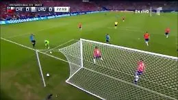 Copa America, epic fail di Suarez: il portiere tocca la palla con la mano (in area) e lui chiede il rigore