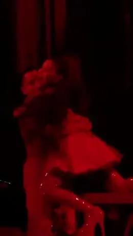 Ariana Grande cade sul palco e scoppia a ridere fino alle lacrime: &laquo;Dopo 87 concerti doveva accadere...&raquo;