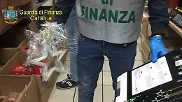 Misterbianco, in un negozio cinese sequestrate un milione e 779 mila luminarie natalizie non sicure