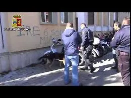 Video, Ragusa, controlli antidroga polizia nelle scuole