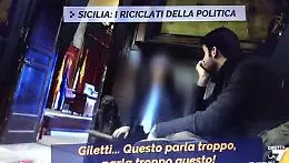 Palermo, impiegati mangiano arancine e fumano al Comune