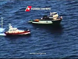 Guardia costiera scorta peschereccio tunisino a Lampedusa