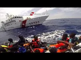 Nave Fiorillo soccorre migranti