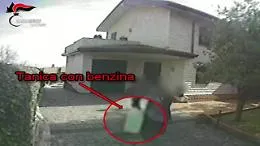 Trecastagni, il video della donna che appicca il fuoco alla villa del marito con l'aiuto della fattucchiera