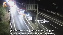 Il video della folle corsa clandestina tra due Bmw in piena autostrada A19