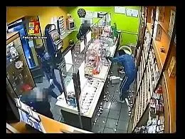 Rapina in tabaccheria, polizia arresta banditi
