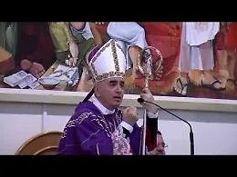 Vescovo di Noto canta durante omelia
