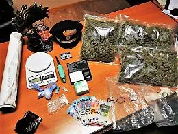 Catania, 1 kg di erba in auto e 23 gr di coca a casa: arrestato pusher