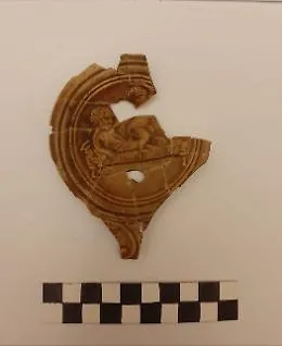 Archeologia, lucerna con scena erotica riemerge da scavi nel Nisseno