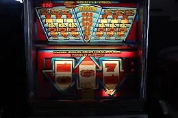 Bandito armato di pistola rapina una sala giochi