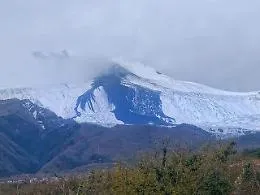 Santa Venerina: oggi spettacolo dell&rsquo;Etna, con la lava tra la neve