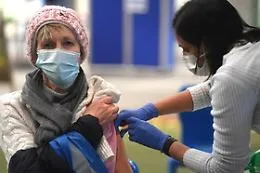 Per l'Oms la campagna di vaccinazione deve continuare: "Pochi gli eventi gravi"