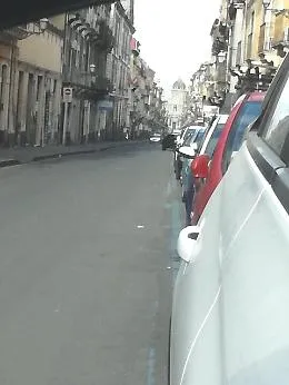 Catania: Via Garibaldi, segnaletica orizzontale assente