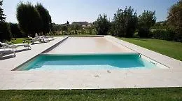 Ville e giardini con piscina: una scelta di relax e privacy