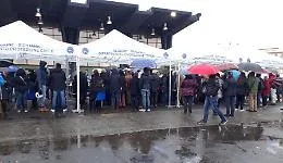 Sicilia, anche oggi hub vaccinali aperti fino alle 22 tra code e attese sotto la pioggia