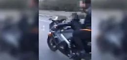 A 8 anni guida la moto senza casco: video sui social e scatta la multa