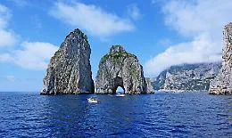 I Faraglioni di Capri devastati per raccogliere molluschi: 19 indagati