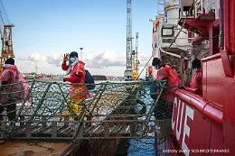 Migranti, la Ocean Viking ad Augusta con sei positivi a bordo