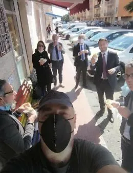 Covid, Cancelleri pranza in strada con altri in zona rossa: &egrave; bufera social