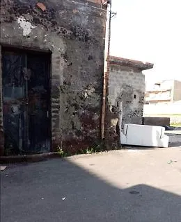 Adrano: servizio ritiro rifiuti sospeso...divano gettato in strada
