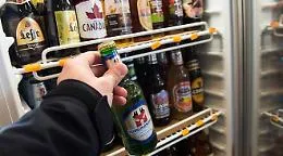 Alcolici a minori, se li prendono dal frigo non &egrave; reato: annullata condanna a un nisseno