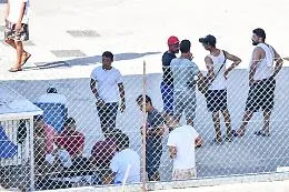 Ondata di sbarchi a Lampedusa (zona rossa): 700 migranti nell'hotspot