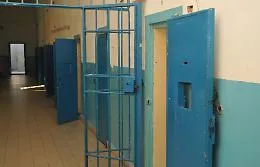 Dice ad un detenuto di spostarsi da zona di passaggio: agente aggredito