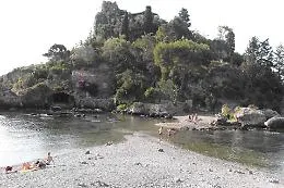 Taormina, il Cutgana completa la bonifica dell'Isola Bella: via cemento e metallo