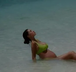 Belen con il compagno alle Maldive, ma il web la stronca: &laquo;Uno sfregio agli italiani&raquo;