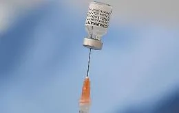Covid, nuovi studi sul vaccino Pfizer: immunizza al 70% gi&agrave; dopo la prima dose