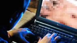 Pubblica in rete video hot del marito infedele insieme all'amante
