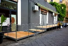 Catania, sequestrata la pedana abusiva messa da un ristoratore
