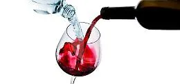 Meno alcol e pi&ugrave; acqua nel vino: la proposta di Bruxelles che fa tremare l'Italia