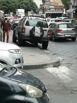 Catania: parcheggia sul marciapiede e occulta la targa