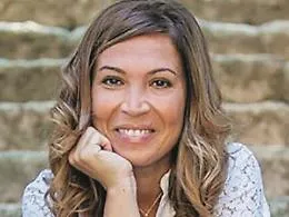 Maria Elisa Aloisi, la signora in giallo con una storia ambientata sull'Etna