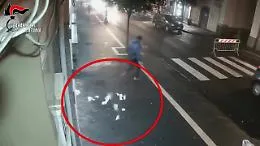 Usava i supermercati come bancomat, arrestato il rapinatore seriale di Patern&ograve;