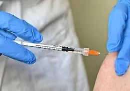 Vaccini, AstraZeneca cambia nome e nel bugiardino compaiono casi di trombosi