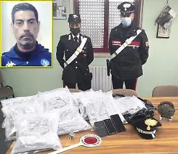 Gravina, vede il cane antidroga e consegna ai carabinieri 7 kg di marijuana