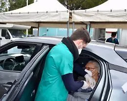 Covid, a Palermo vaccini "drive in": la prima dose ad un 80enne