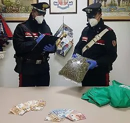 Pensionato in manette a Randazzo: nascondeva in auto un kg di marijuana