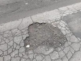 Catania: "cratere" in via Duca degli Abruzzi angolo via Principe Nicola