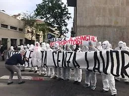Primo Maggio, "Fantasmi del passato" davanti all'Inps di Catania: &laquo;Niente festa senza lavoro&raquo;