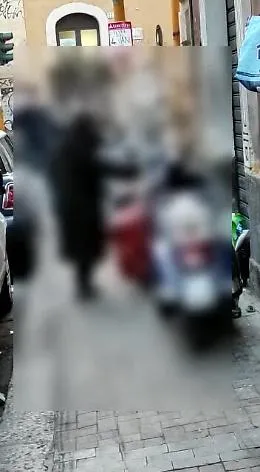 Catania, anziana in difficolt&agrave; a causa dell'incivilt&agrave; dei motociclisti