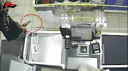 Caltagirone, in manette rapinatore di soli 15 anni: il video del colpo a mano armata