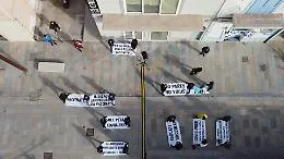 Lampedusa, flash mob organizzato da albergatori ed imprenditori: "vaccini unica strada per salvare i cittadini e l'economia delle isole minori"