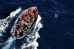 Due gemelline di un anno disperse in mare dopo lo sbarco a Lampedusa: un morto e 61 sopravvissuti