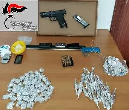 Catania, armi e droga scovati dai cani in un tombino in via San Jacopo
