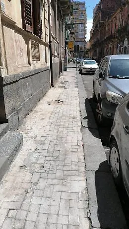 Catania: ancora persiste la terra dell'Etna in via Papale